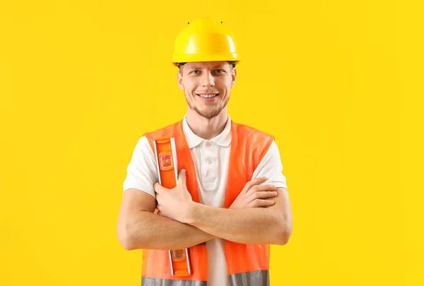 Trabalhador Masculino Com Nível Construtor Fundo Amarelo — Fotografia de Stock