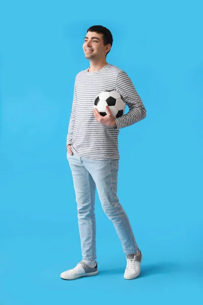 若いです男とともにサッカーボール上の青の背景 — ストック写真