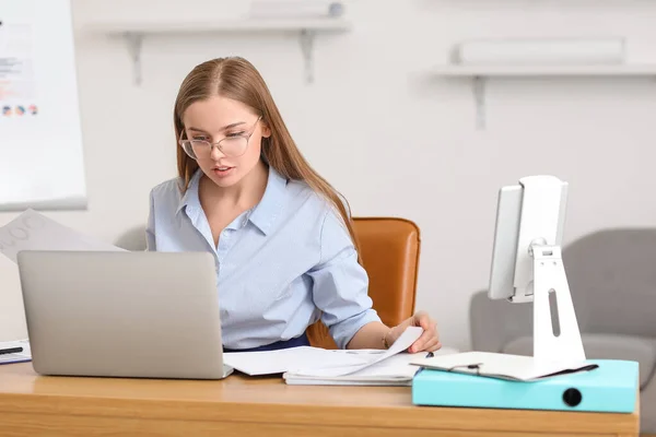 Žena Účetní Pracující Notebookem Stolu Kanceláři — Stock fotografie