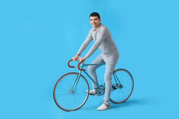 Jovem Com Bicicleta Moderna Fundo Azul — Fotografia de Stock