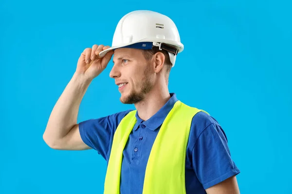 Männlicher Arbeiter Weste Und Hut Auf Blauem Hintergrund — Stockfoto