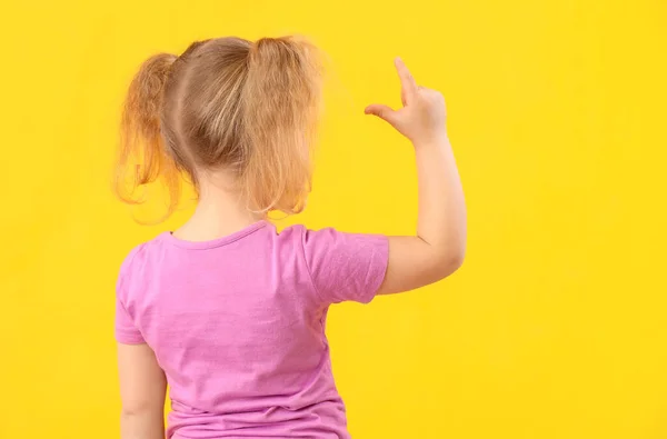Αστείο Κοριτσάκι Δείχνει Αποτυχημένη Χειρονομία Κίτρινο Φόντο Πίσω Όψη — Φωτογραφία Αρχείου