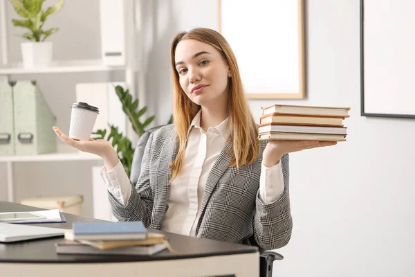 Ofisinde Bir Fincan Kahve Kitapları Olan Genç Bir Kadını Denge — Stok fotoğraf