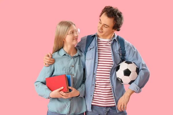 Couple Adolescent Avec Livres Ballon Football Sur Fond Rose — Photo