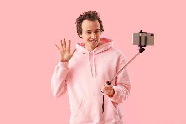 Молодой Человек Мобильным Телефоном Делает Селфи Розовом Фоне — стоковое фото