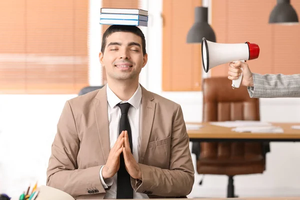 Kitapları Olan Genç Bir Işadamı Ofiste Meditasyon Yapıyor Denge Kavramı — Stok fotoğraf