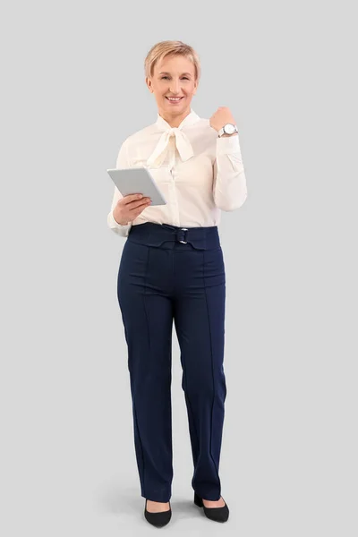 Mature Businesswoman Tablet Computer Watch Grey Background — Stock Photo, Image