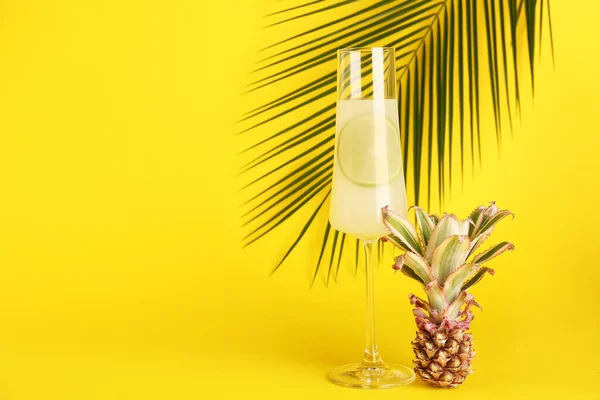 Sklenice Koktejlu Limetkou Ananasem Palmovým Listem Žlutém Pozadí — Stock fotografie
