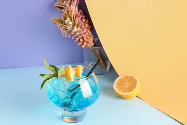 Склянка Синього Коктейлю Лимоном Ятою Столі Крупним Планом — стокове фото