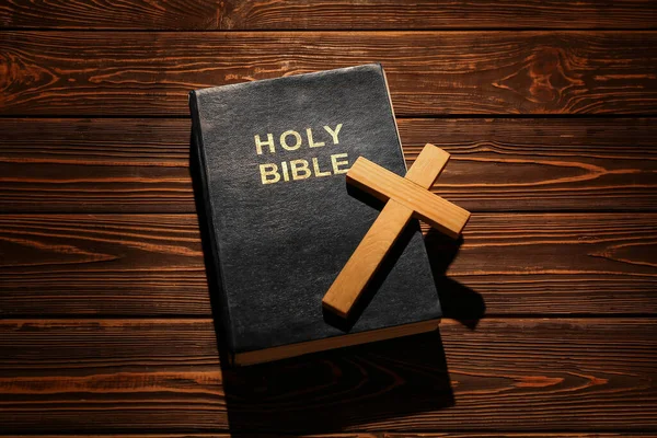 Helig Bibel Med Kors Trä Bakgrund — Stockfoto