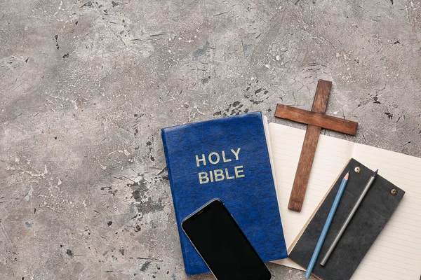 Священна Біблія Мобільним Телефоном Блокнотами Хрестом Гранжевому Фоні — стокове фото