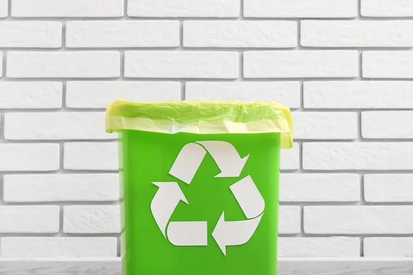 Mülleimer Mit Recycling Symbol Der Nähe Weißer Ziegelmauer — Stockfoto