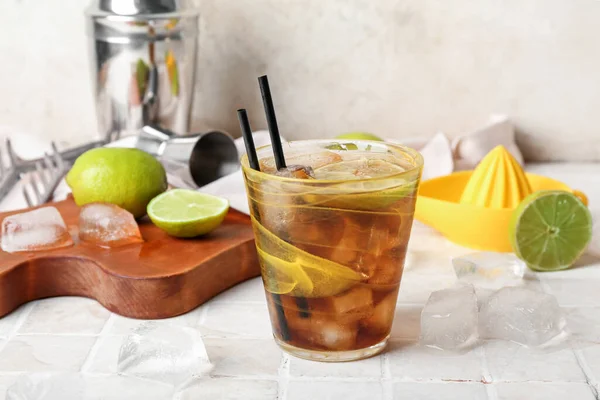 Glas Smakelijke Cuba Libre Cocktail Tafel — Stockfoto