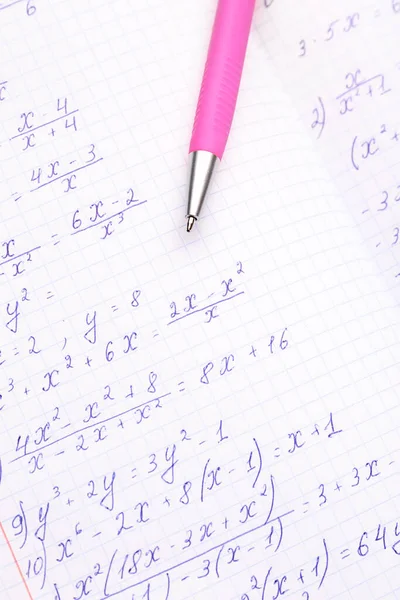 Textbuch Mit Mathematischen Formeln Und Stift Nahaufnahme — Stockfoto