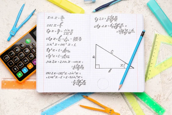 Copybook Com Fórmulas Matemática Calculadora Artigos Papelaria Sobre Fundo Grunge — Fotografia de Stock