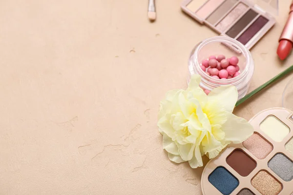 Gyönyörű Nárcisz Különböző Kozmetikumokkal Bézs Alapon — Stock Fotó