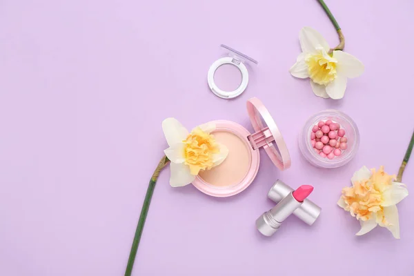 Krásné Narcisy Různými Kosmetiky Šeříkovém Pozadí — Stock fotografie