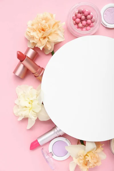 Carta Bianca Con Cornice Fatta Diversi Cosmetici Narcisi Sfondo Rosa — Foto Stock