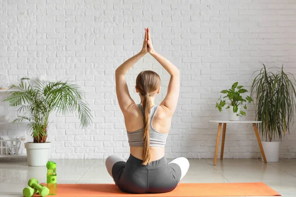 Sportieve Jonge Vrouw Doet Yoga Thuis — Stockfoto