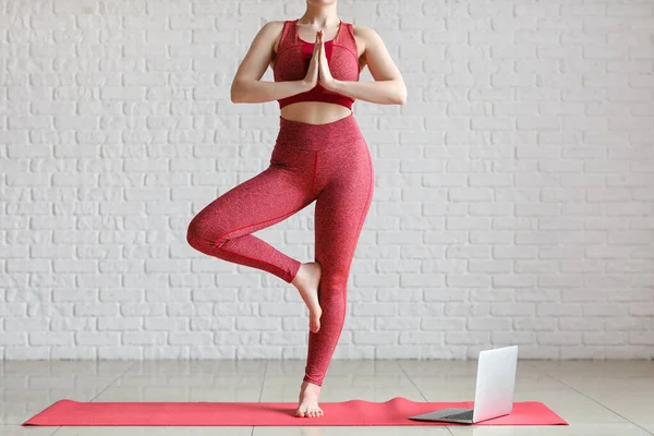 Mujer Joven Deportiva Con Portátil Haciendo Yoga Interior — Foto de Stock