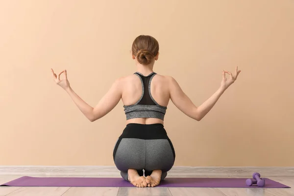 Çerde Yoga Yapan Genç Bir Kadın — Stok fotoğraf