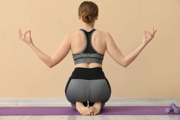 Sportieve Jonge Vrouw Doet Yoga Binnen — Stockfoto