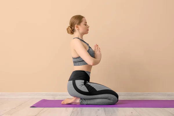 Sportliche Junge Frau Macht Yoga Drinnen — Stockfoto