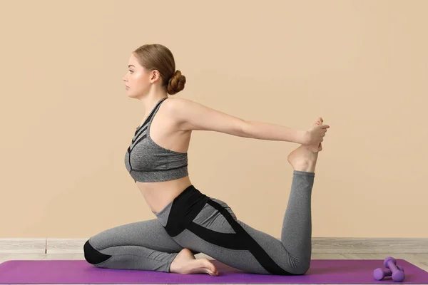 Mujer Joven Deportiva Haciendo Yoga Interior — Foto de Stock