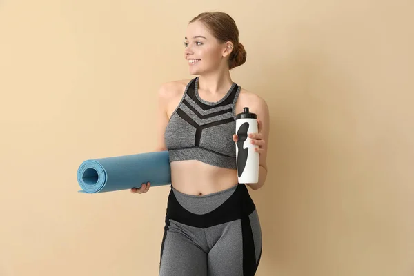Mujer Joven Deportiva Con Esterilla Yoga Botella Agua Sobre Fondo — Foto de Stock