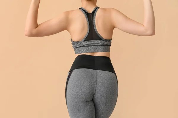 Junge Frau Sportbekleidung Auf Beigem Hintergrund Rückseite — Stockfoto