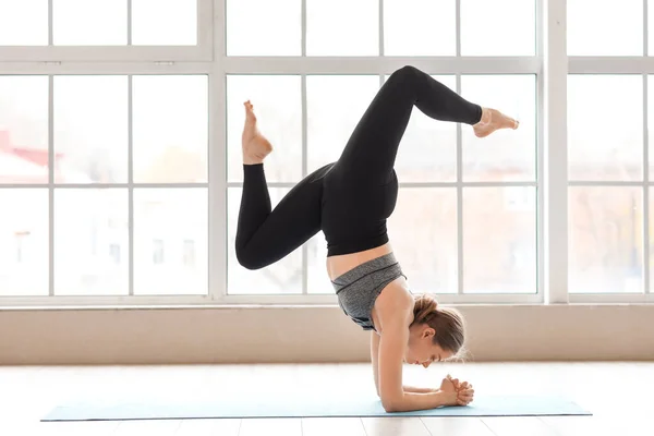 Wanita Muda Sporty Melakukan Yoga Gym — Stok Foto