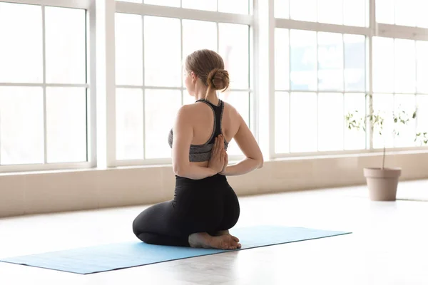 Sportieve Jonge Vrouw Doet Yoga Sportschool — Stockfoto