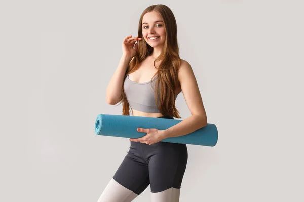 Mujer Joven Deportiva Con Esterilla Yoga Sobre Fondo Gris — Foto de Stock