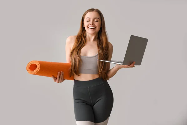 Mujer Joven Deportiva Con Esterilla Yoga Portátil Sobre Fondo Gris — Foto de Stock