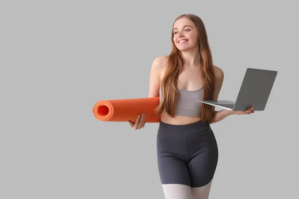 Mujer Joven Deportiva Con Esterilla Yoga Portátil Sobre Fondo Gris — Foto de Stock