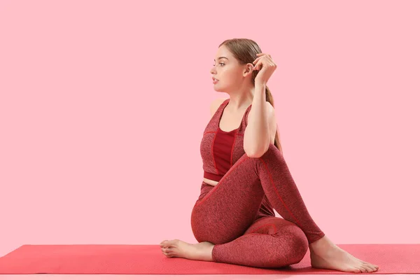 Sportieve Jonge Vrouw Doet Yoga Roze Achtergrond — Stockfoto