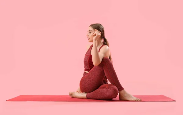 Sportieve Jonge Vrouw Doet Yoga Roze Achtergrond — Stockfoto