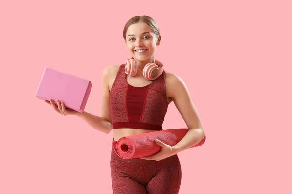 Sportig Ung Kvinna Med Matta Och Block För Yoga Rosa — Stockfoto