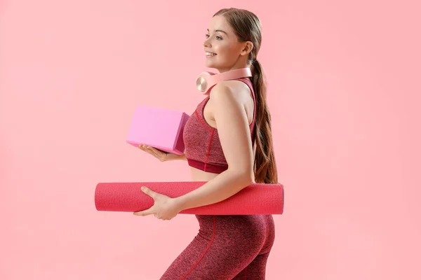 Sportig Ung Kvinna Med Matta Och Block För Yoga Rosa — Stockfoto