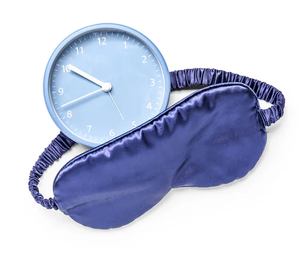 白い背景に隔離された睡眠マスクと目覚まし時計 — ストック写真