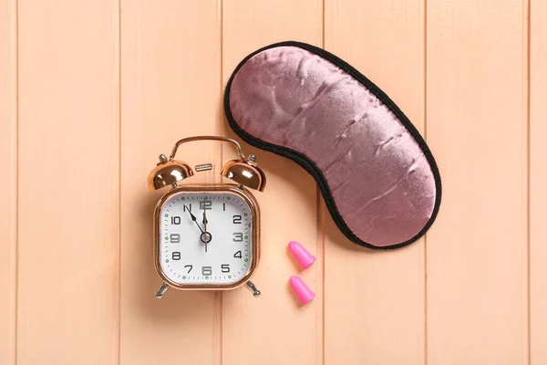 Ωτοασπίδες Μάσκα Ύπνου Και Ξυπνητήρι Ξύλινο Ροζ Φόντο — Φωτογραφία Αρχείου