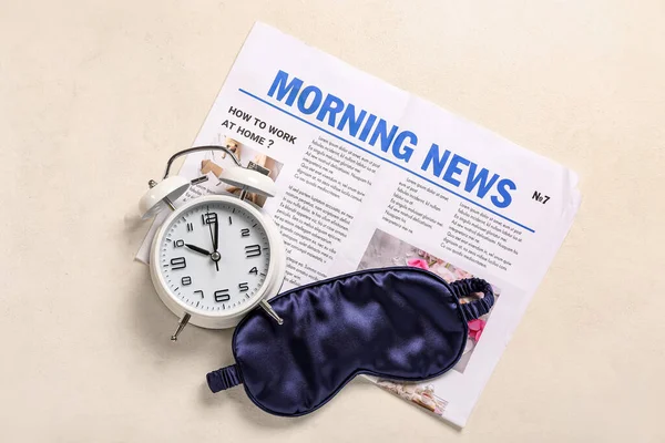 Alarm Clock Sleep Mask Newspaper Light Background — Stock Photo, Image