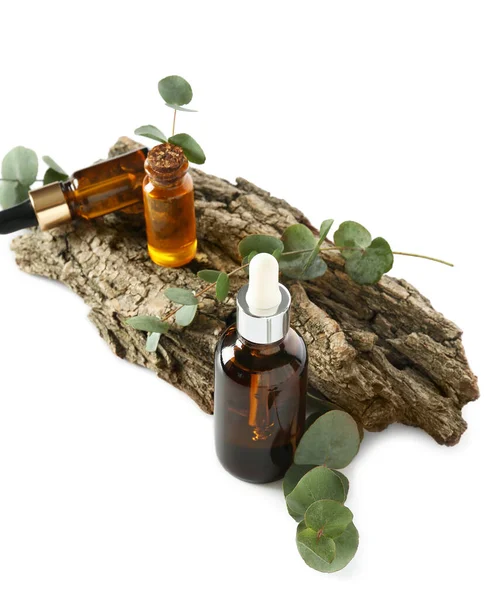 Bottles Cosmetic Oil Eucalyptus Branch Tree Bark White Background — Stock Photo, Image