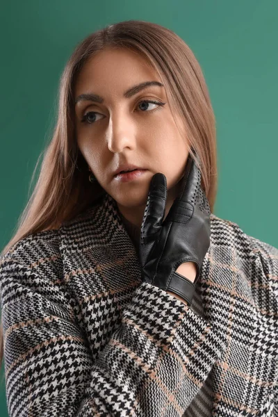 Portrét Krásné Mladé Ženy Kožených Rukavicích Kabátu Zeleném Pozadí — Stock fotografie