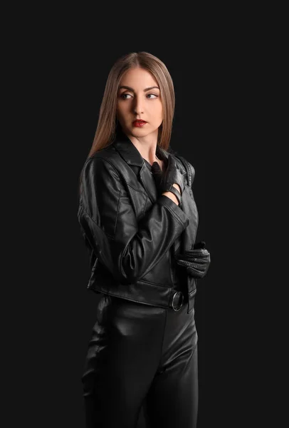 黒の背景に革の手袋とジャケットの美しい若い女性 — ストック写真