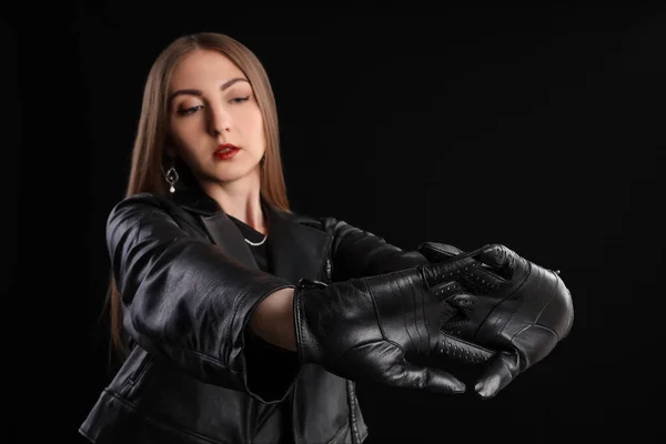Красивая Молодая Женщина Кожаных Перчатках Куртке Черном Фоне — стоковое фото