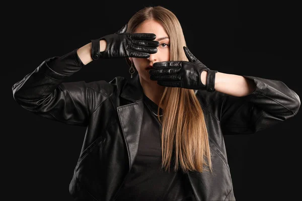 Mooie Jonge Vrouw Lederen Handschoenen Jas Zwarte Achtergrond — Stockfoto