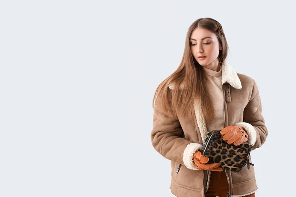 Vacker Ung Kvinna Läderhandskar Fårskinn Och Med Modern Väska Ljus — Stockfoto