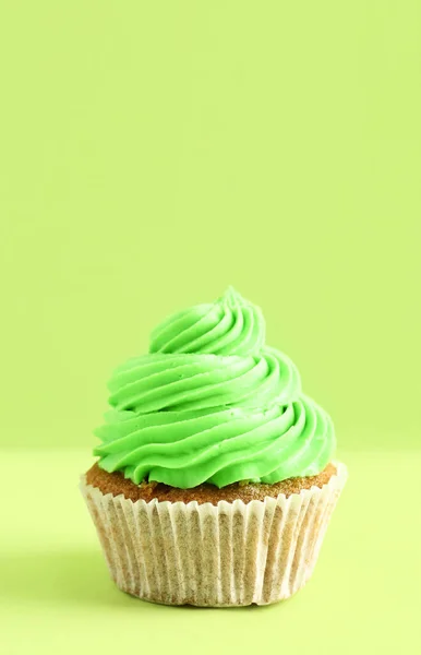 Tasty Cupcake Green Background — Stock Photo, Image