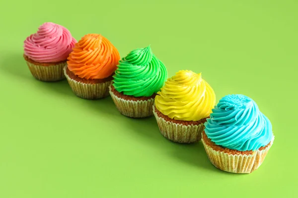 Вкусные Красочные Кексы Зеленом Фоне — стоковое фото